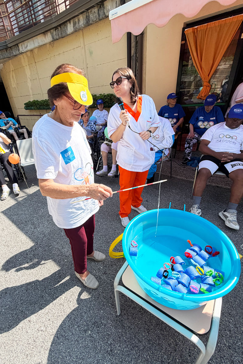Il gioco d'acqua durante le Olimpiadi della Terza Età a Villa Salmata