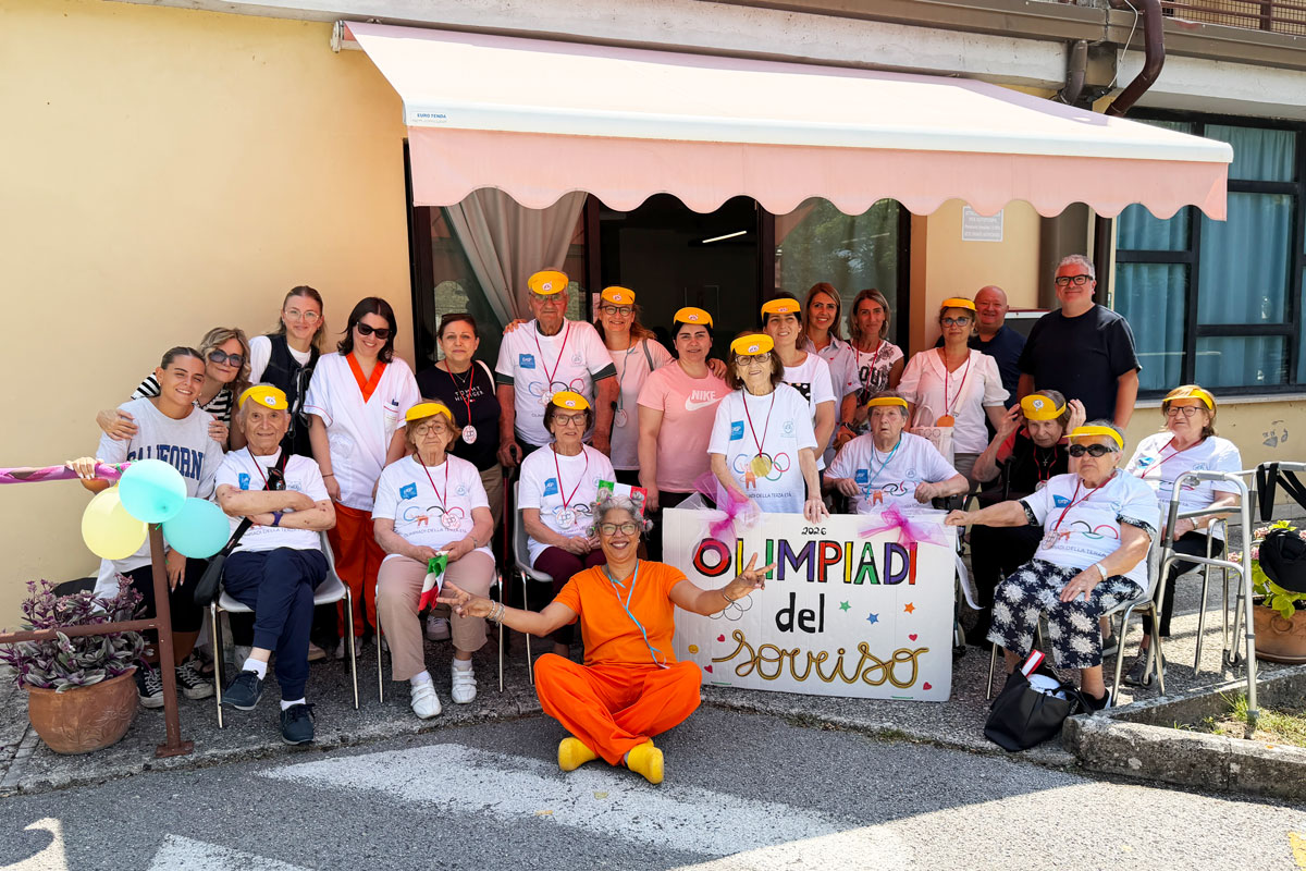 Gli ospiti delle due strutture riuniti insieme alle Olimpiadi della Terza Età