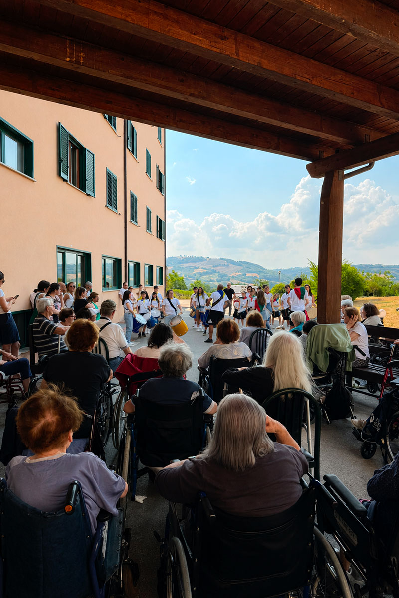 I giovani tamburini del Palio dei Quartieri di Gualdo Tadino durante l'esibizione sotto il portico di Villa Salmata