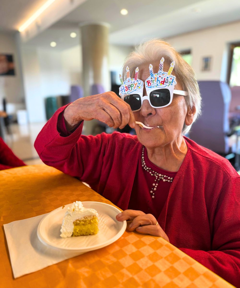 Un'ospite della Residenza Servita spegne le candeline durante una festa di compleanno a Villa Salmata